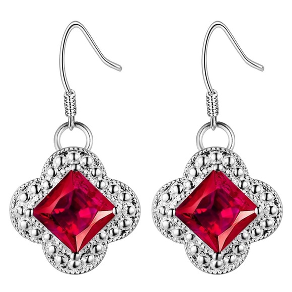 Jewelry - Clover shaped dangle earrings